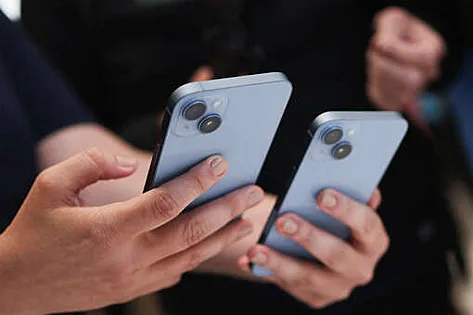 Bloomberg: Apple готовится разрешить скачивать приложения на iPhone из сторонних магазинов Об этом сообщает "Рамблер".