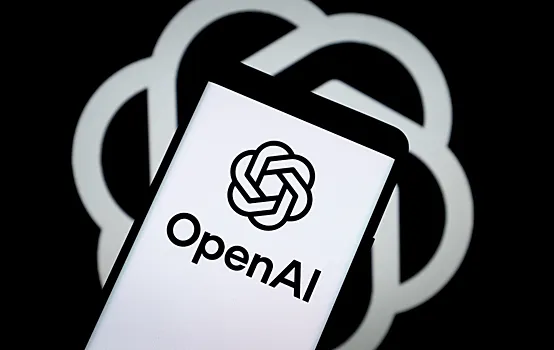 Бывший главный дизайнер Apple Джони Айв подает в суд на OpenAI из-за названия IYO
